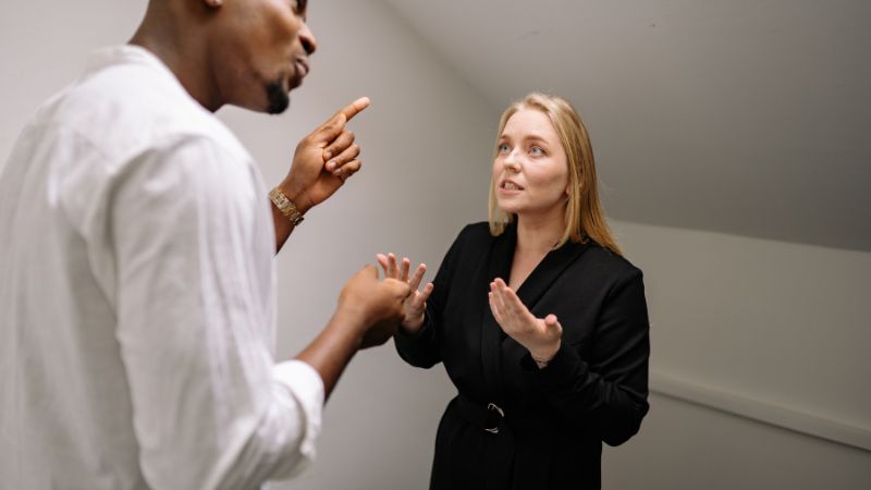 感情的に怒る男女