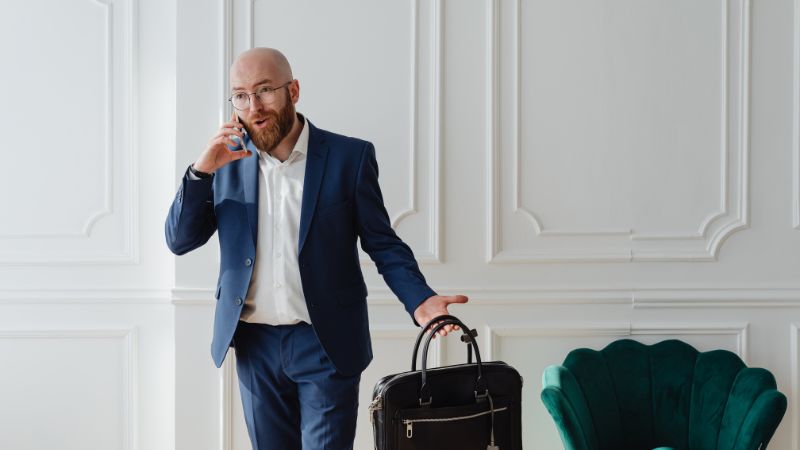 電話をする忙しそうなビジネスマン