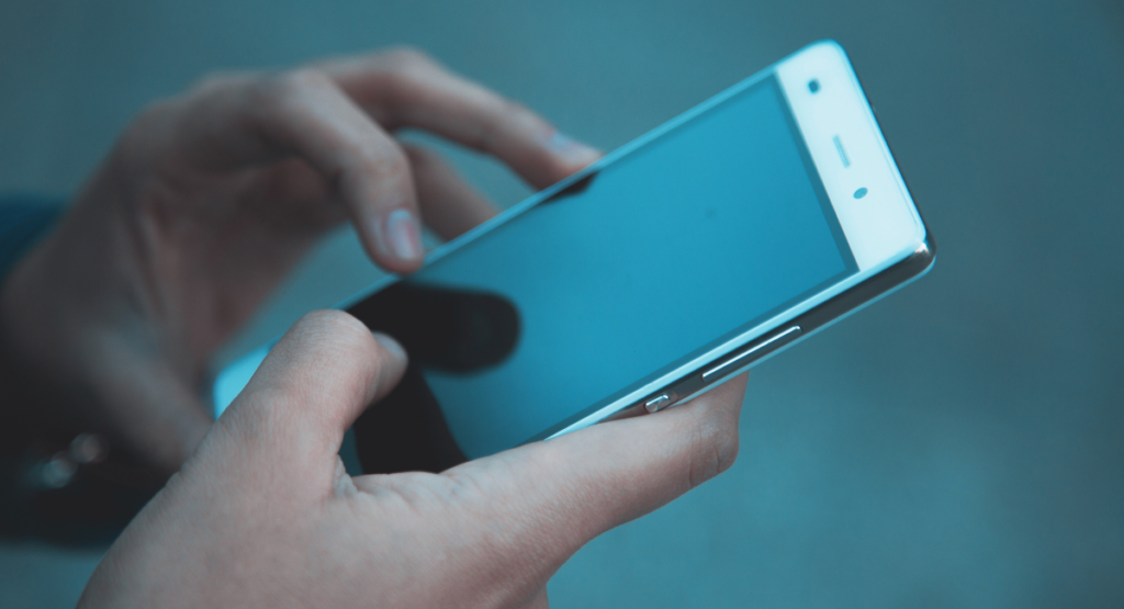スマホを持つ男性