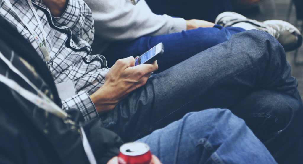 スマホを見る男性