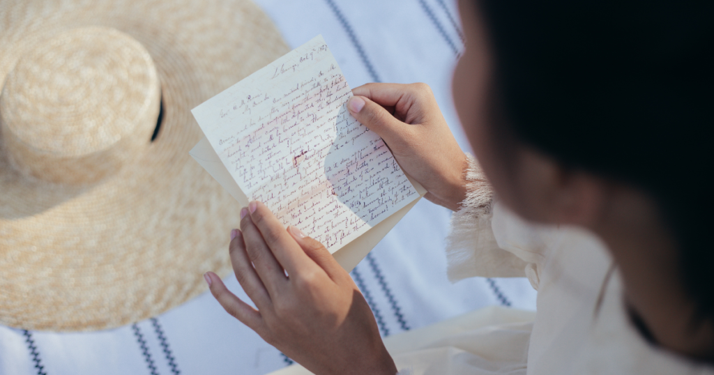 手紙を読む女性