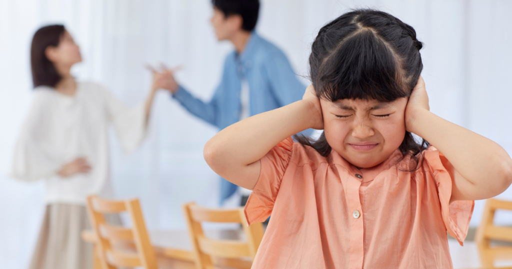 喧嘩する夫婦と耳をふさぐ子ども