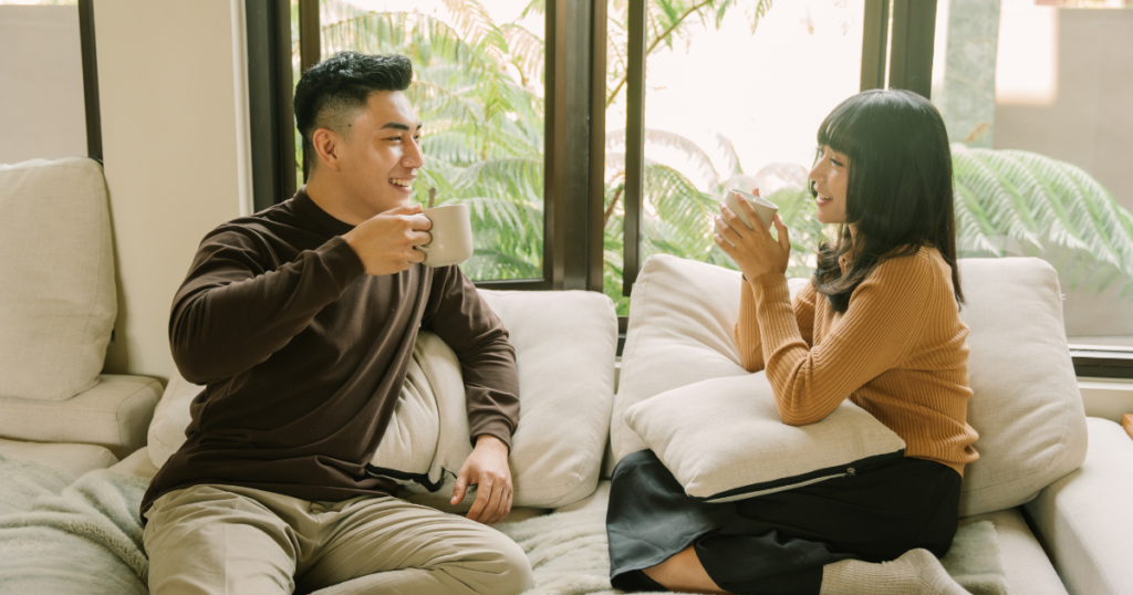 夫婦が一緒にコーヒーを飲みながら話している写真