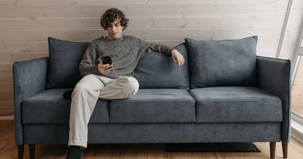 スマホを見る男性