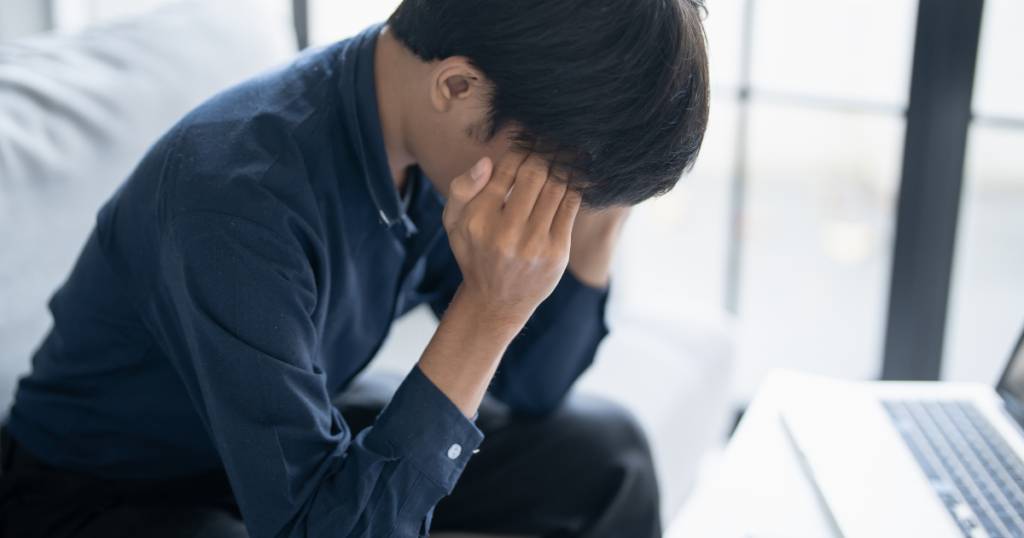 悩む男性