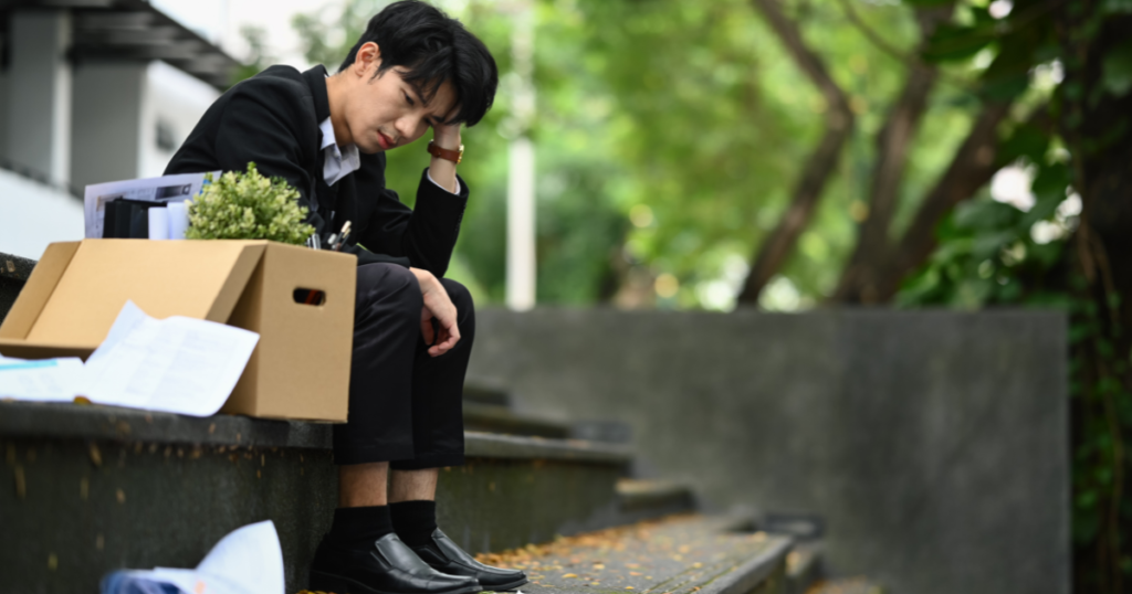 考え込む男性