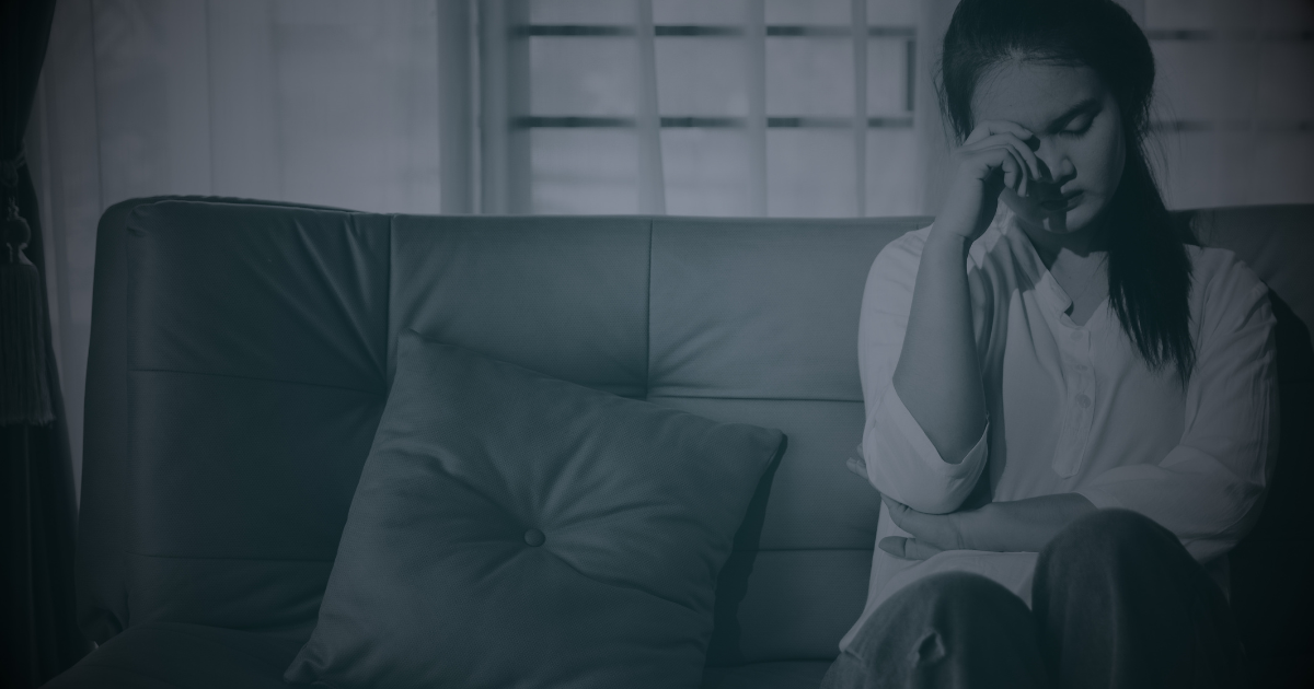 悩む女性