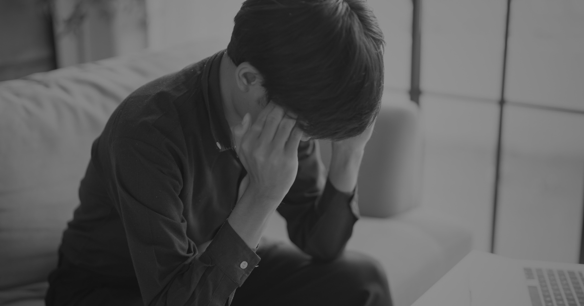 悩む男性